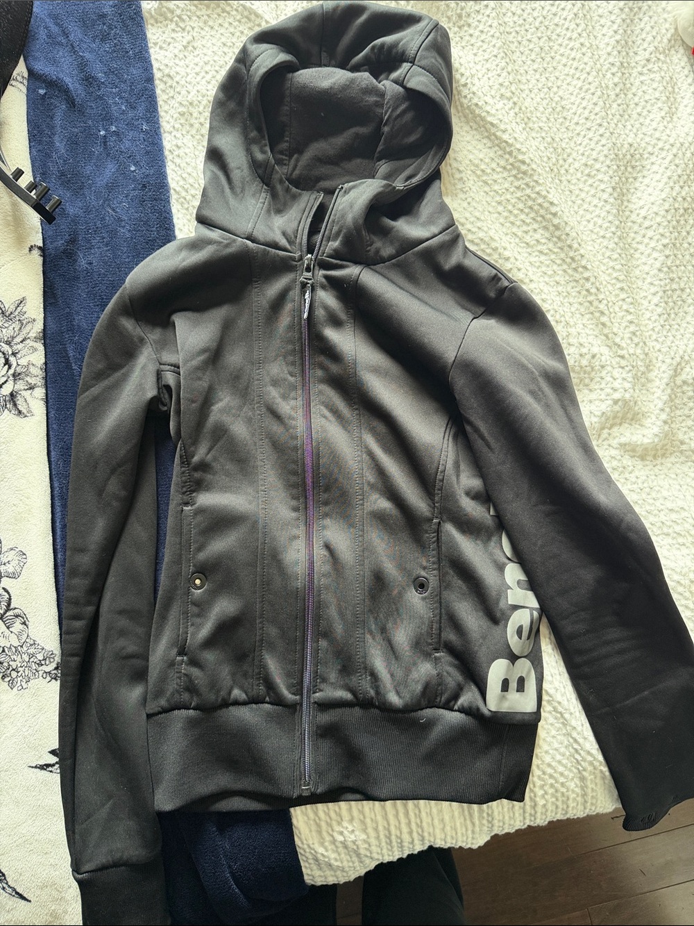 Bench Hoodie - M
